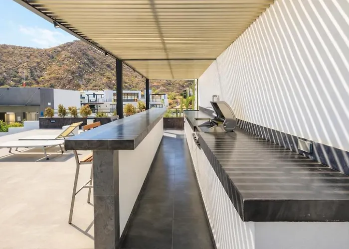 Rooftop Escape • Walk To • Luxury *